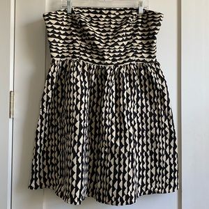 Strapless geometric print dress